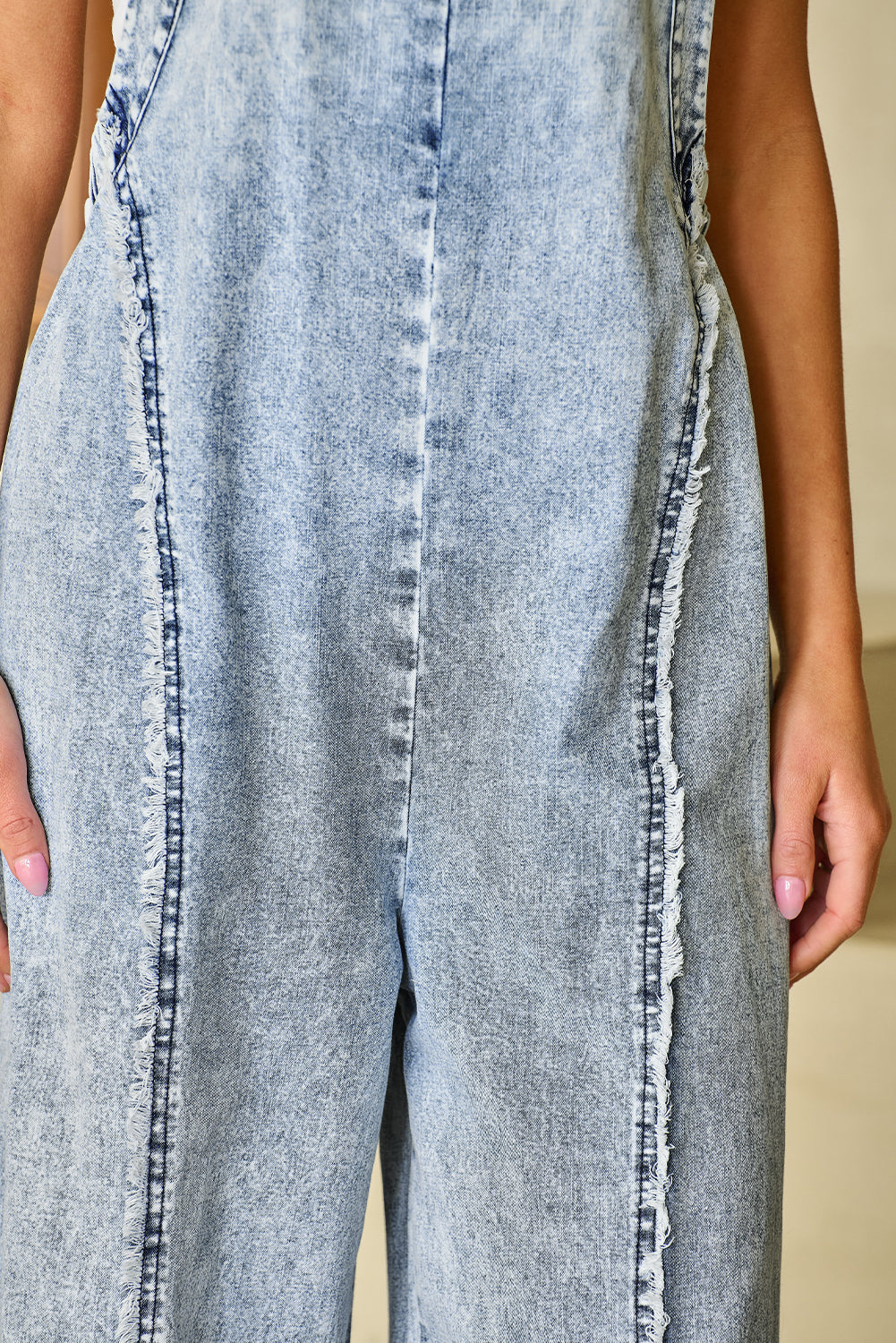 Maeryn | Salopette en jean sans manches à jambes larges - Ourlet effiloché, coutures apparentes, combinaison décontractée