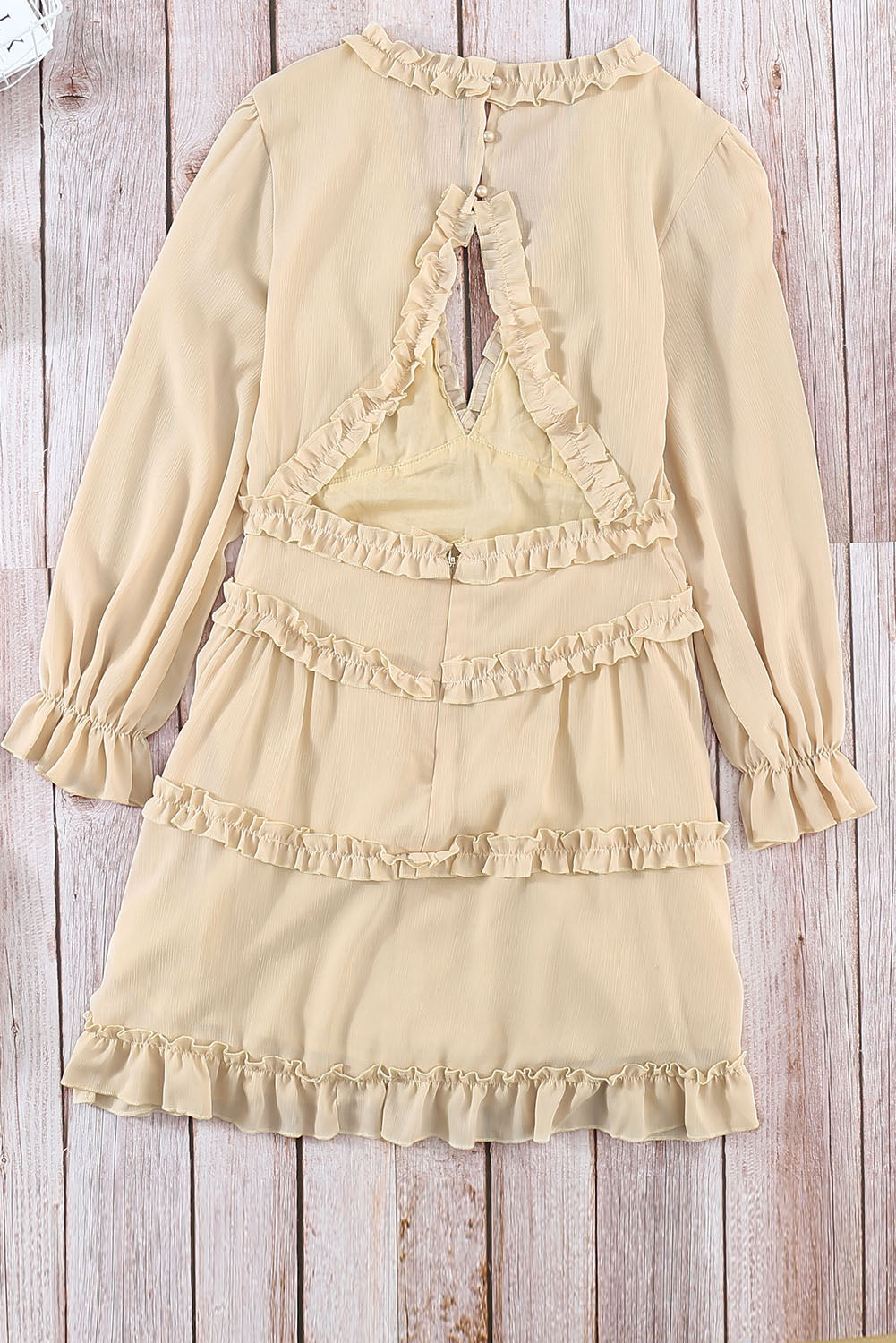 Pumara | Beige jurk met V-hals, ruches, open rug, zomerse casual & feestelijke damesjurk