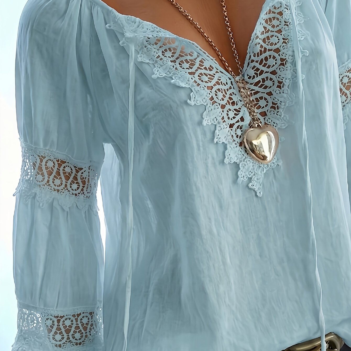 Mirellis | Vintage linnen zomerblouse met V-hals en patchwork van kant voor dames