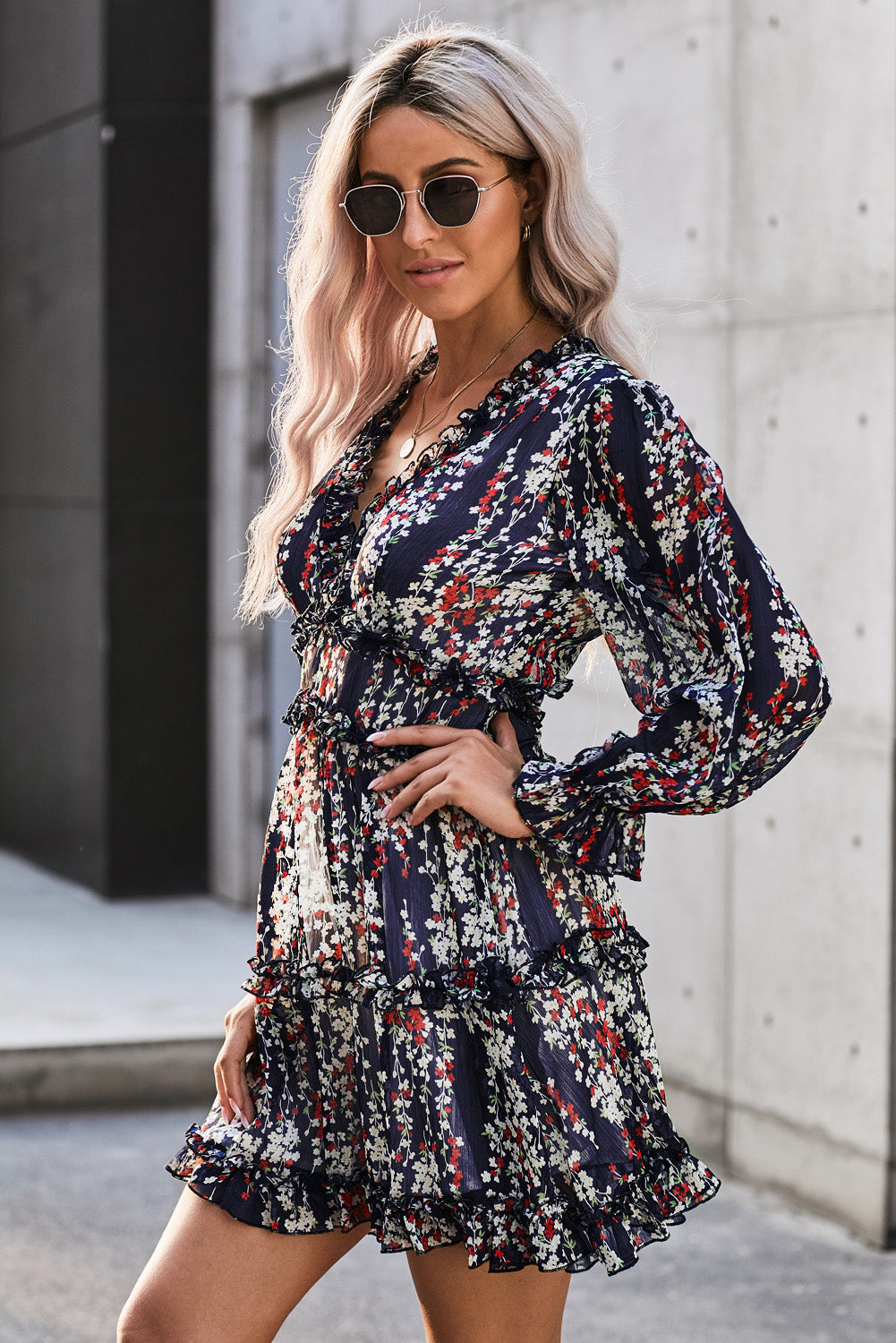 Nevara | Blauwe bloemenjurk voor dames met ruches, open rug, zomerse feest- en casual outfit
