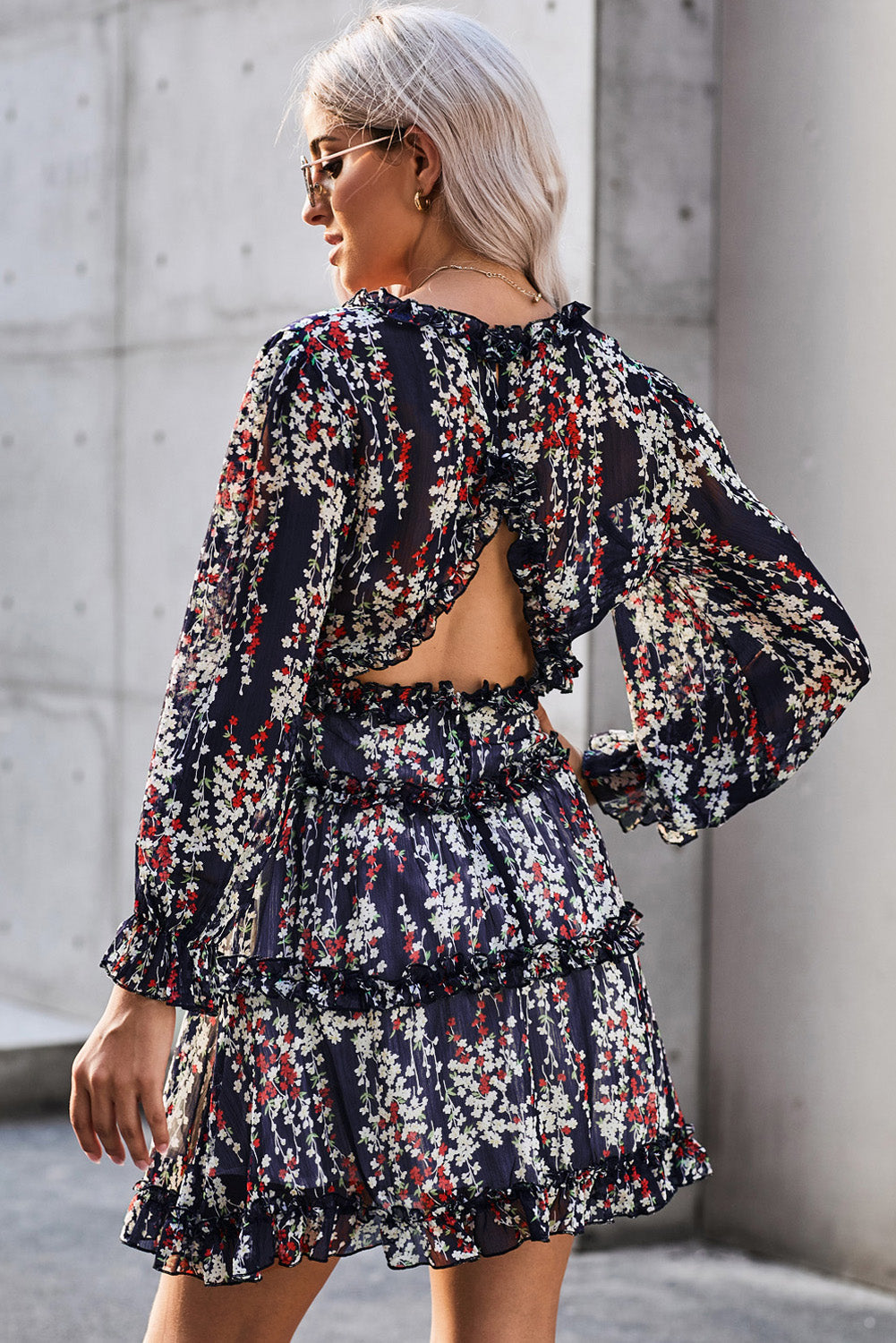 Nevara | Blauwe bloemenjurk voor dames met ruches, open rug, zomerse feest- en casual outfit