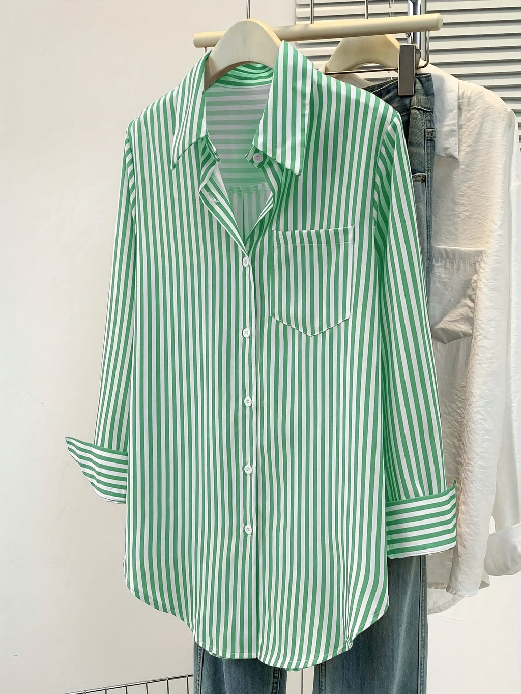 Mirelynn | Gestreepte damesblouse met knopen en lange mouwen