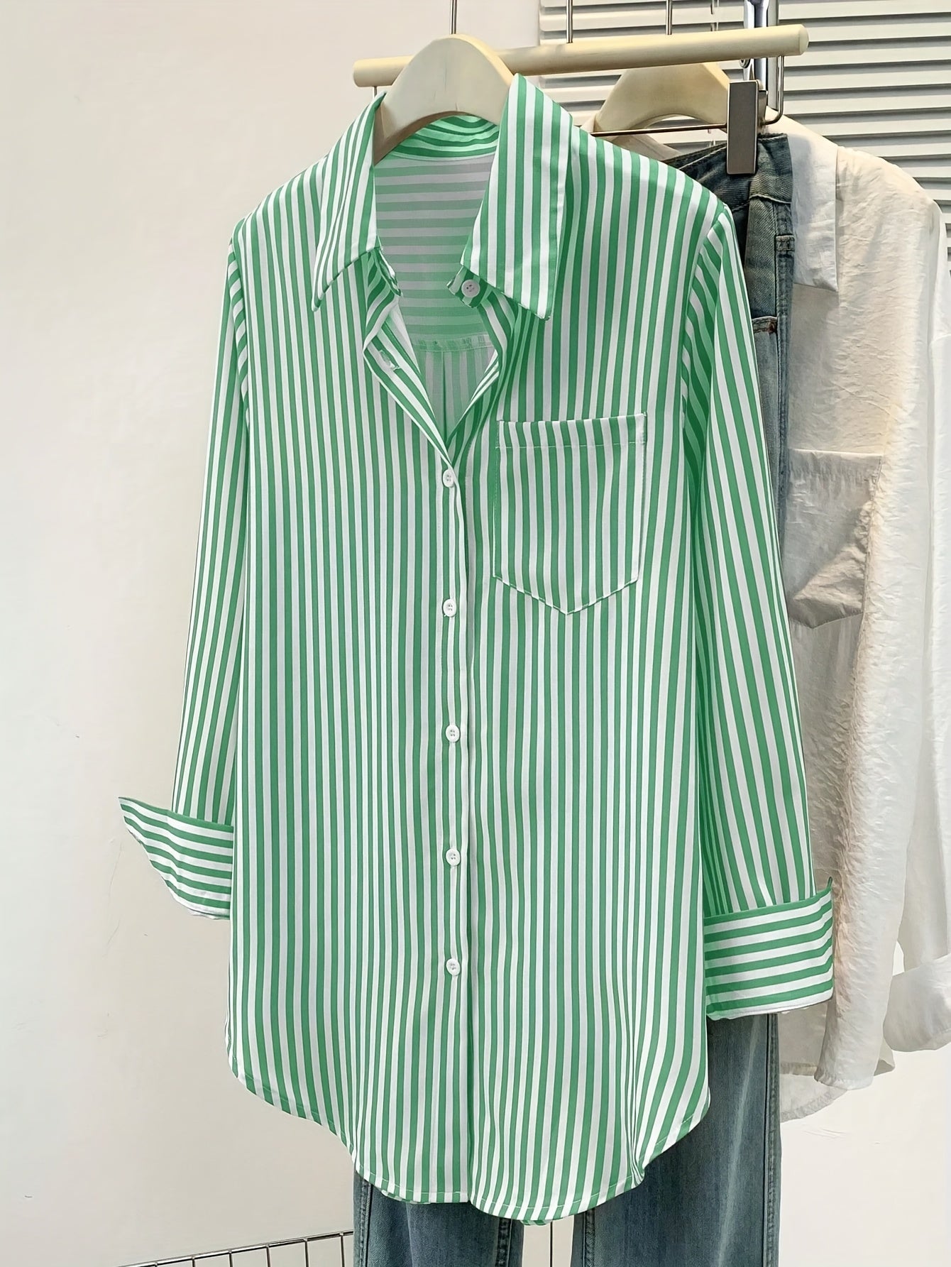 Mirelynn | Gestreepte damesblouse met knopen en lange mouwen
