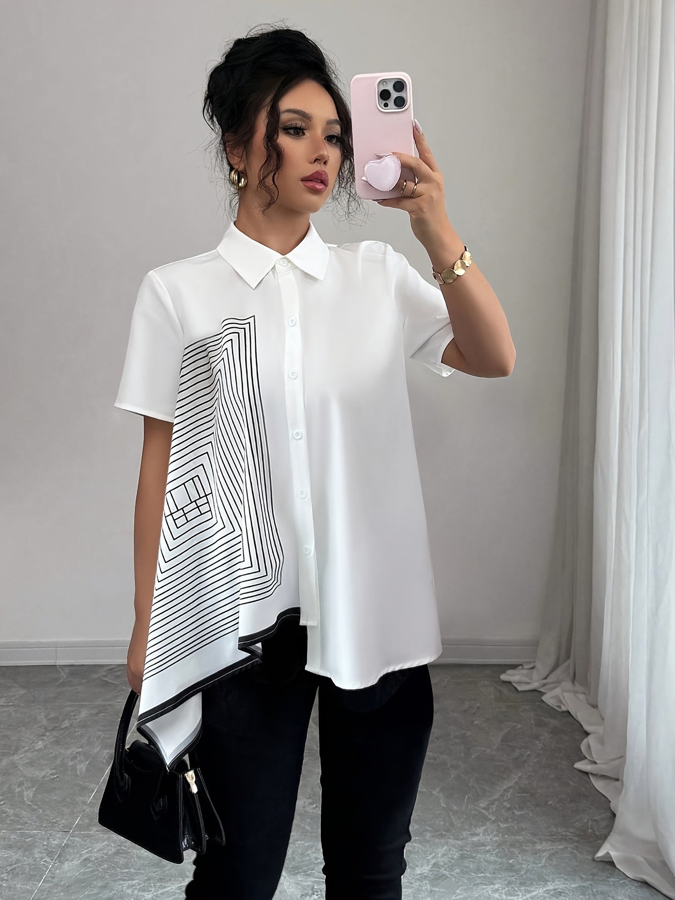 Aislin | Damesblouse met geometrische print – Zwart-witte blouse met kraag