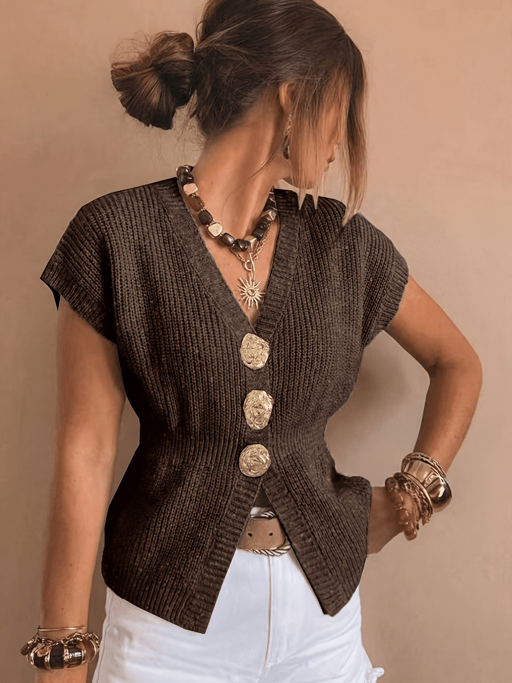 Kaya | Mouwloze gebreide damescardigan – gilet met metalen knoopsluiting aan de voorkant