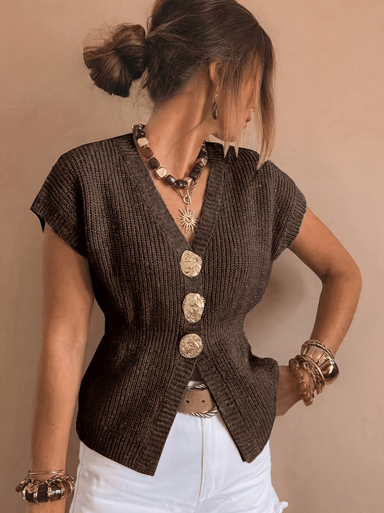 Kaya | Mouwloze gebreide damescardigan – gilet met metalen knoopsluiting aan de voorkant