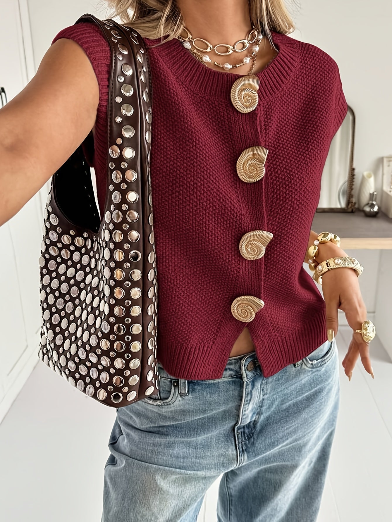 Kallista | Wijnrode vestblouse met schelpknopen – elegante casual mouwloze top, chique blouse