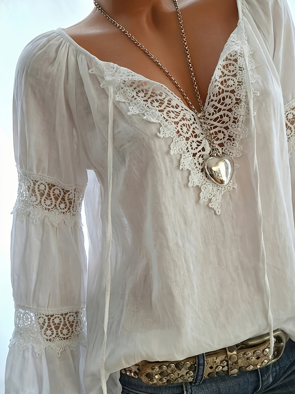 Mirellis | Vintage linnen zomerblouse met V-hals en patchwork van kant voor dames