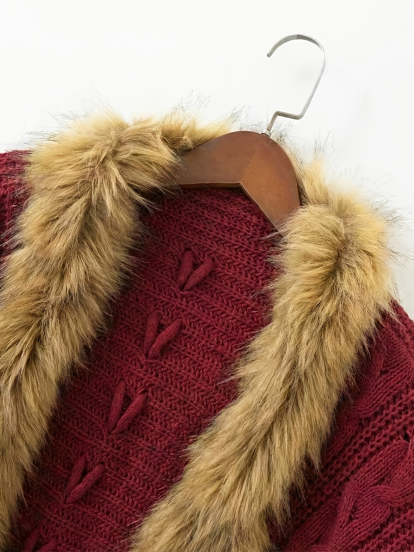 Aemilia | Dikke cape-jas voor dames – met nepbontrand, kabelbreiwerk, warme herfst- en winterjas