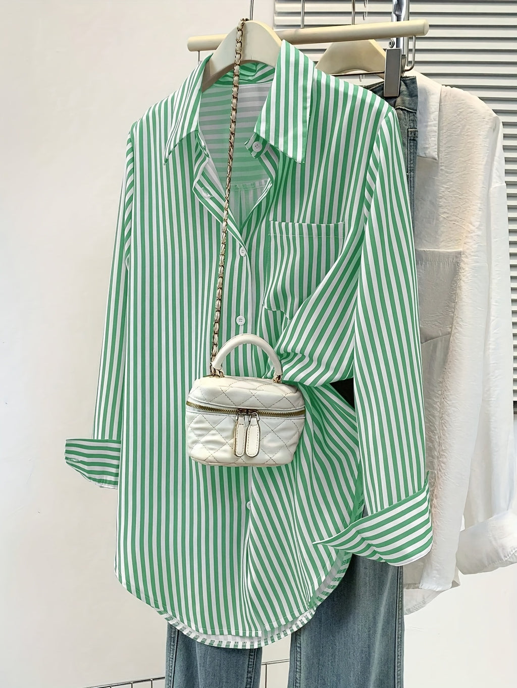 Mirelynn | Gestreepte damesblouse met knopen en lange mouwen