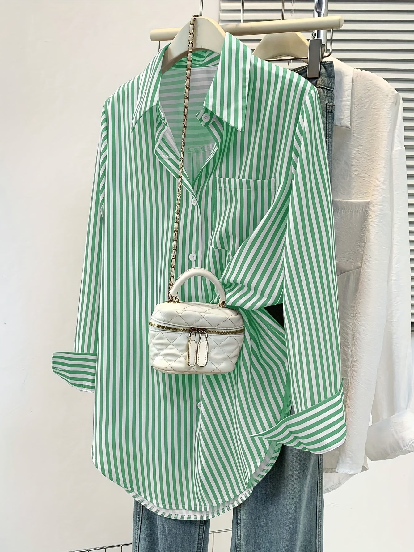 Mirelynn | Gestreepte damesblouse met knopen en lange mouwen