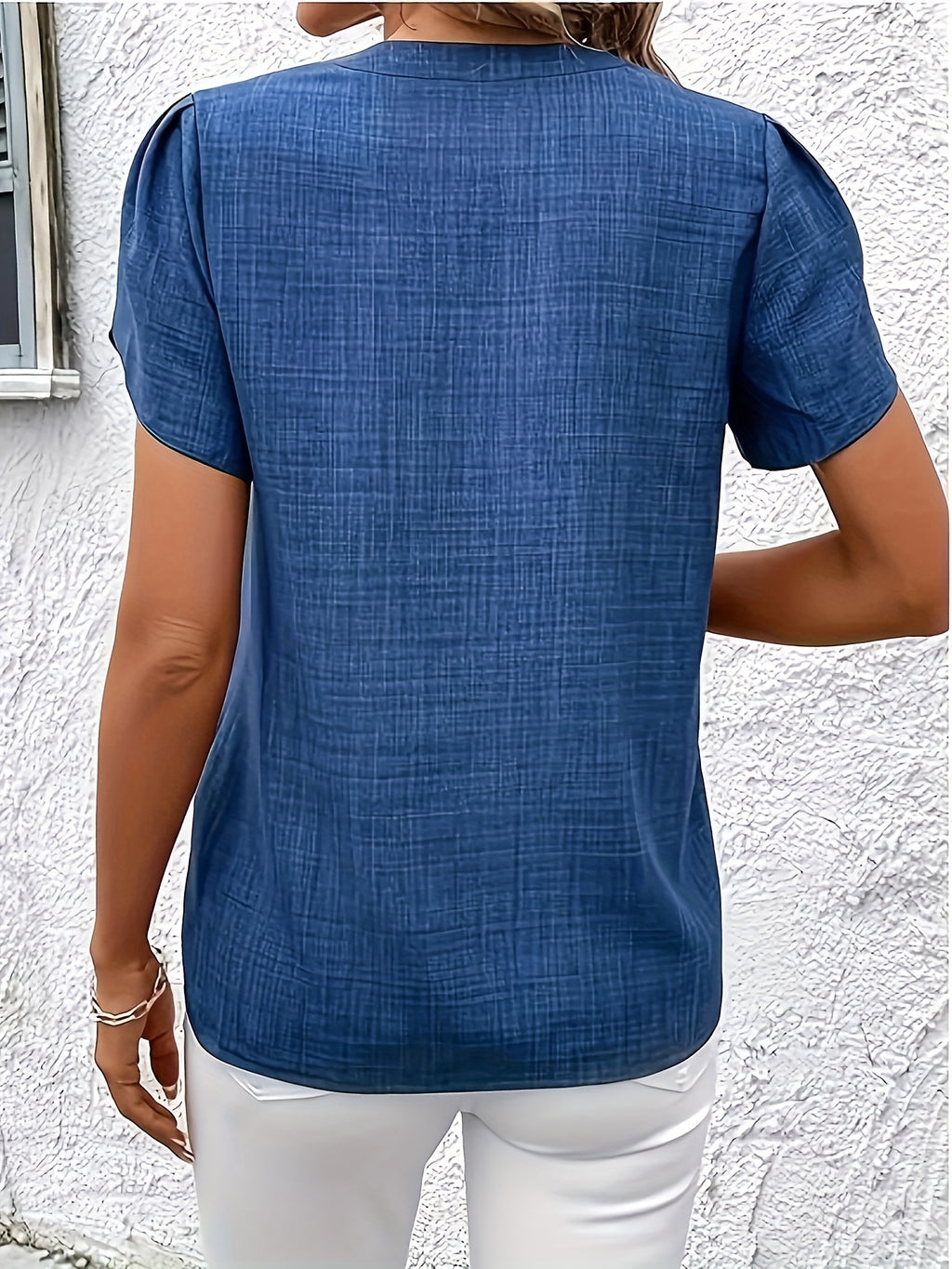 Levara | Elegante blouse met bloembladmouwen voor dames – V-hals met inkeping