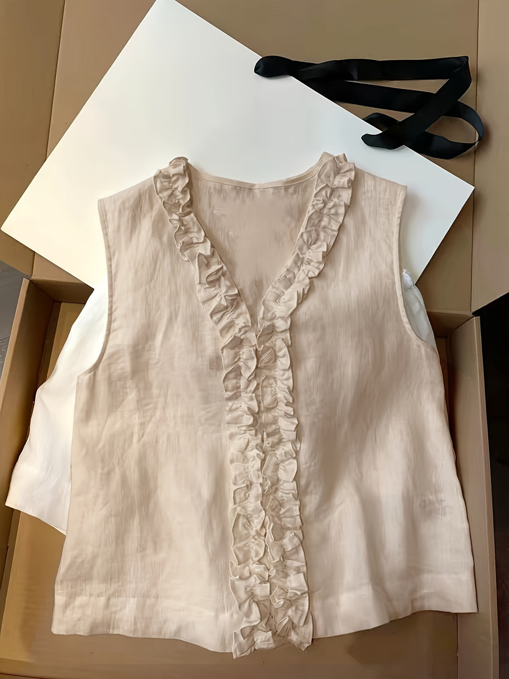 Jenia | Damesvest met geschulpte rand – Mouwloze zomerblouse met V-hals