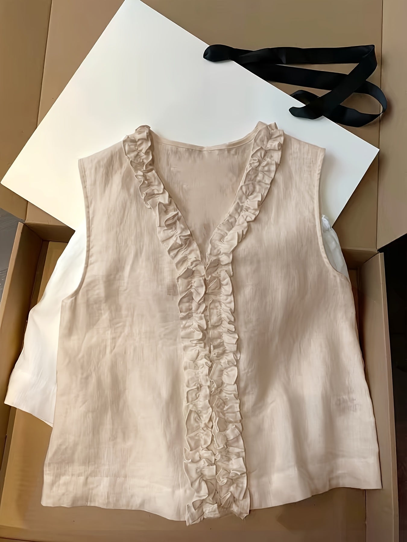 Jenia | Damesvest met geschulpte rand – Mouwloze zomerblouse met V-hals