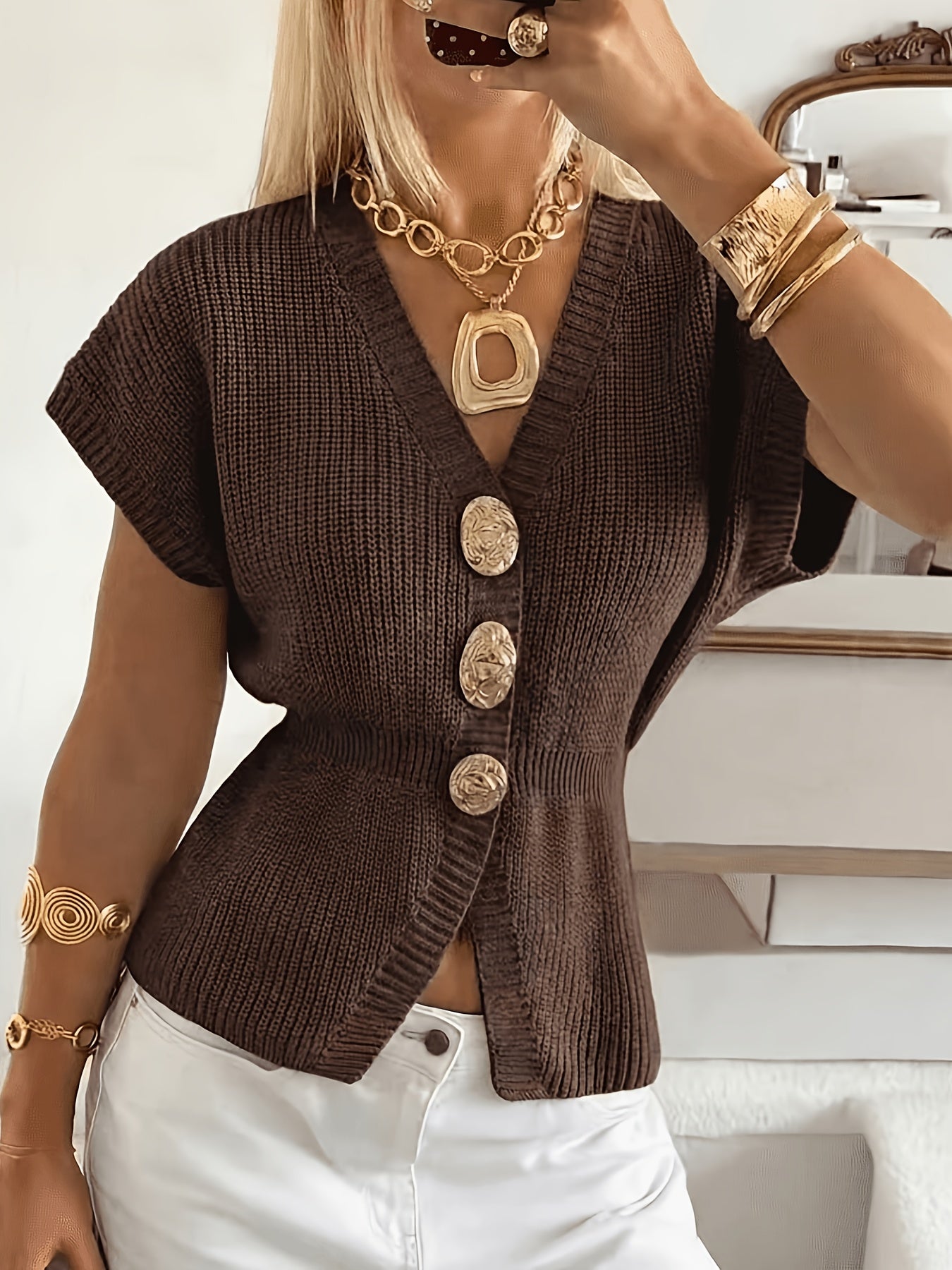 Kaya | Mouwloze gebreide damescardigan – gilet met metalen knoopsluiting aan de voorkant