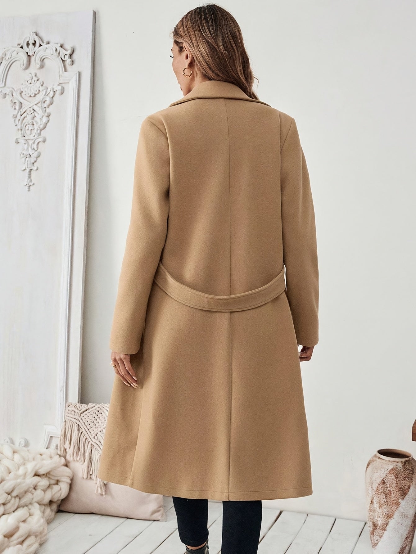 Veyrissa | Élégant manteau long pour femme – ceinture ajustable, ourlet asymétrique, col à revers
