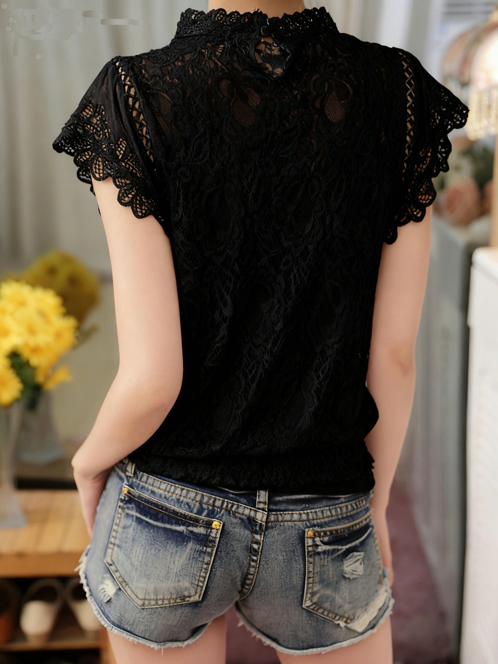 Nyssia | Elegante dames top met opengewerkt kant – blouse met korte mouwen en uitsparingen, lichte slim fit top