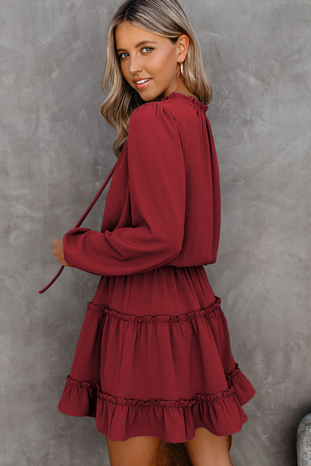 Yvaella | Mini-jurk met lange mouwen, V-hals en ruches – Soepelvallend, elegant en perfect