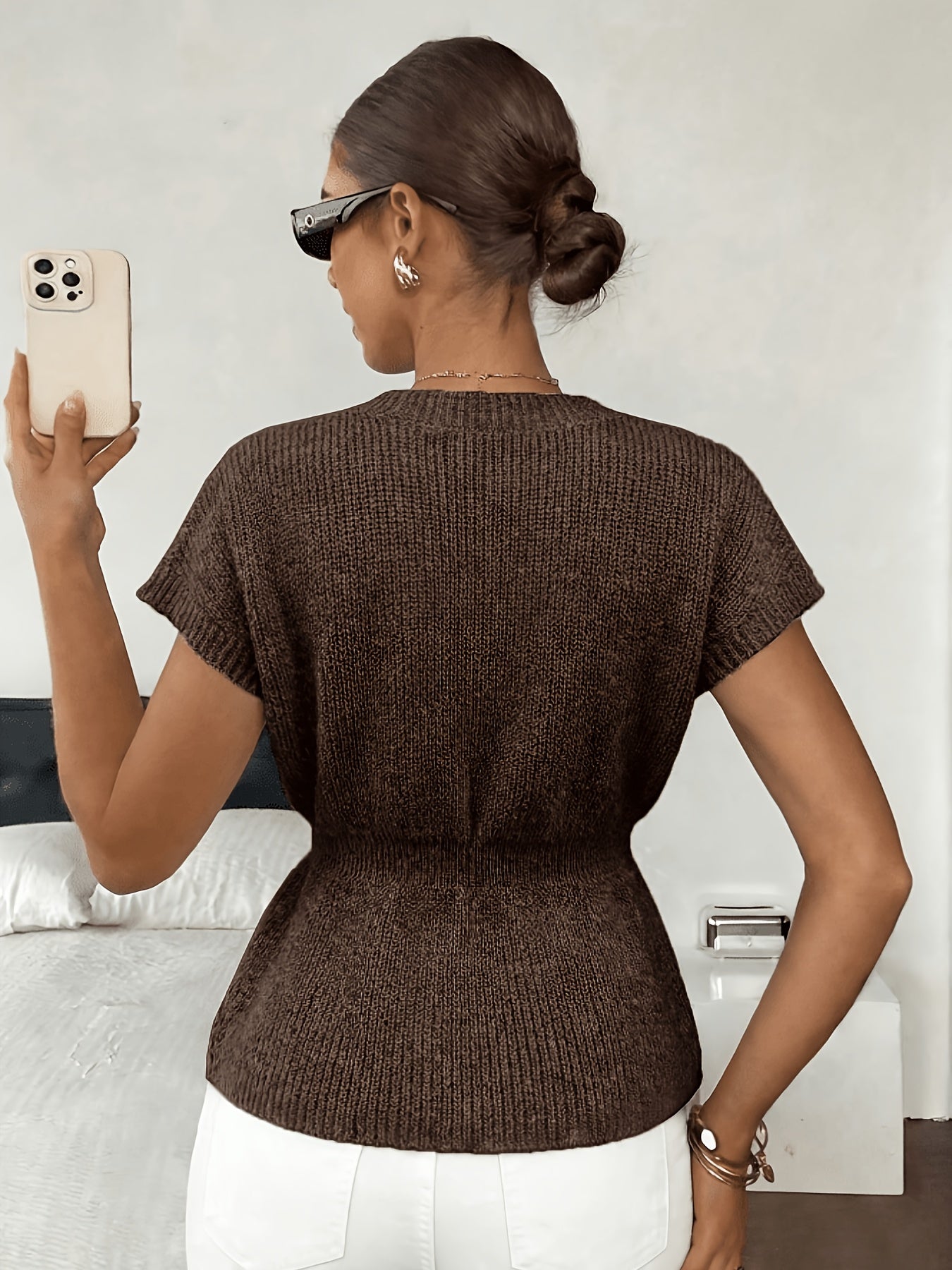 Kaya | Mouwloze gebreide damescardigan – gilet met metalen knoopsluiting aan de voorkant