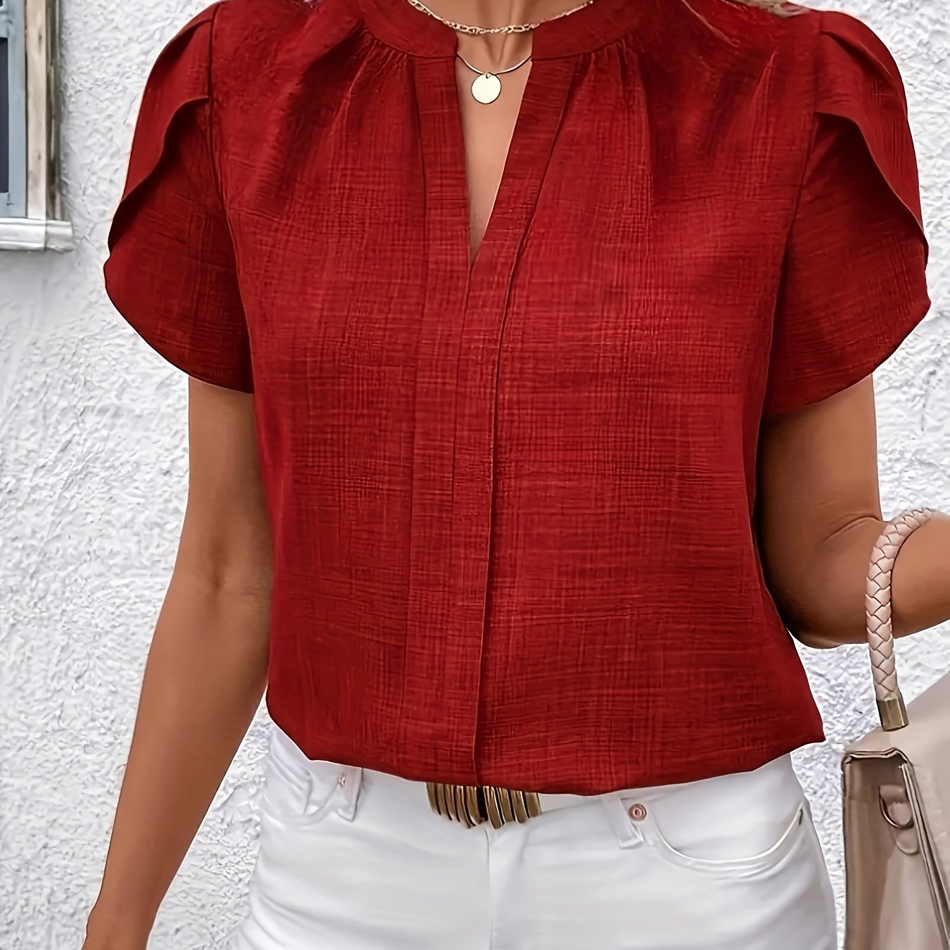 Levara | Elegante blouse met bloembladmouwen voor dames – V-hals met inkeping