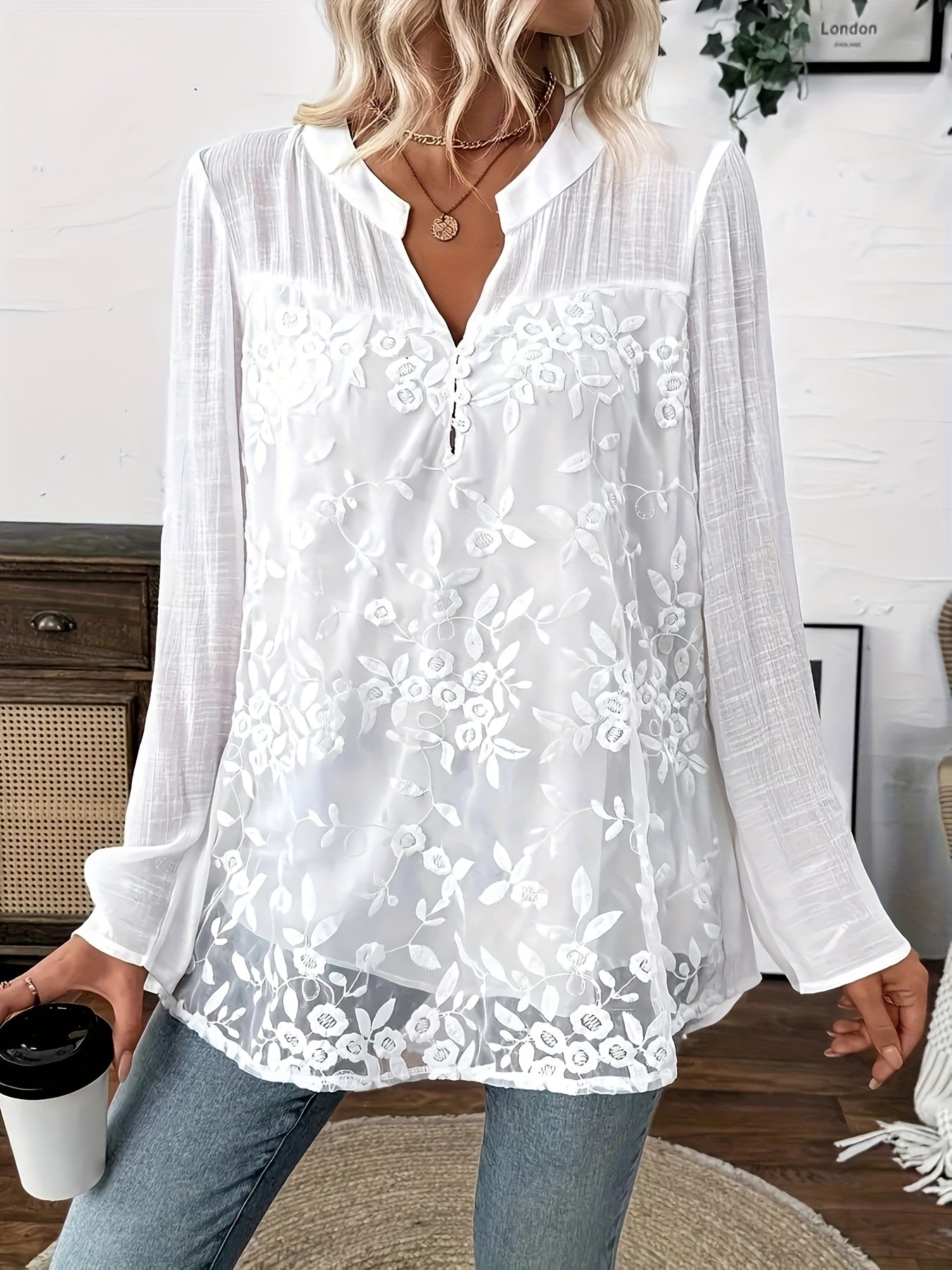 Elverine | Damesbloes met bloemenborduursel – kanten details, luchtige en elegante casual top