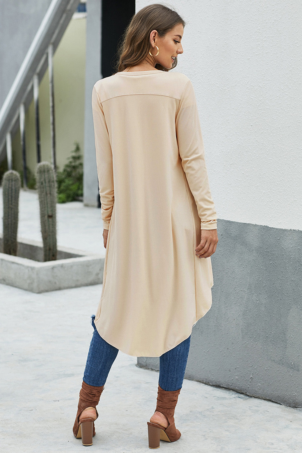 Elvonelle | Dames Abrikooskleurige Lange Gebreide Cardigan – Vest met Knopen
