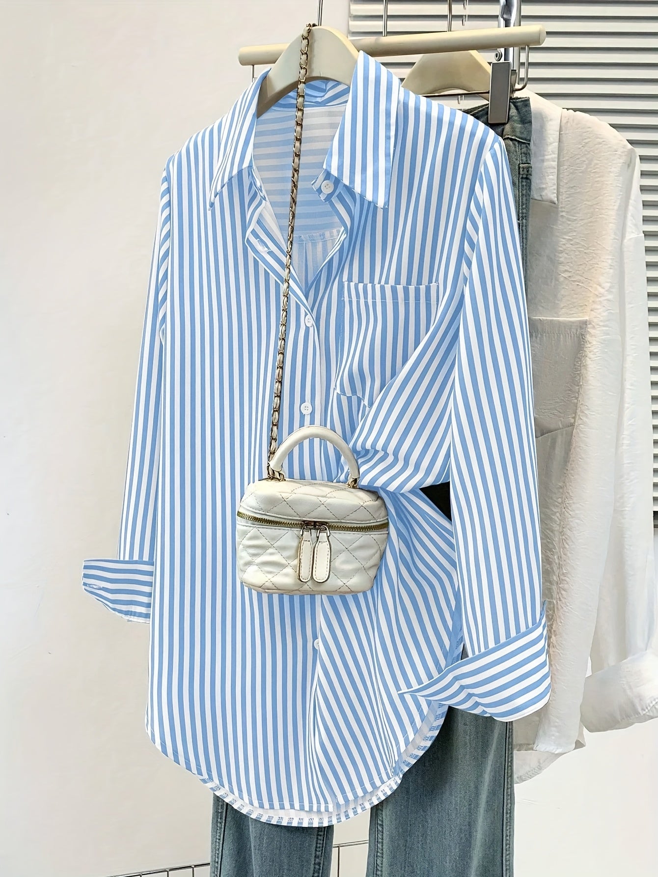 Mirelynn | Gestreepte damesblouse met knopen en lange mouwen