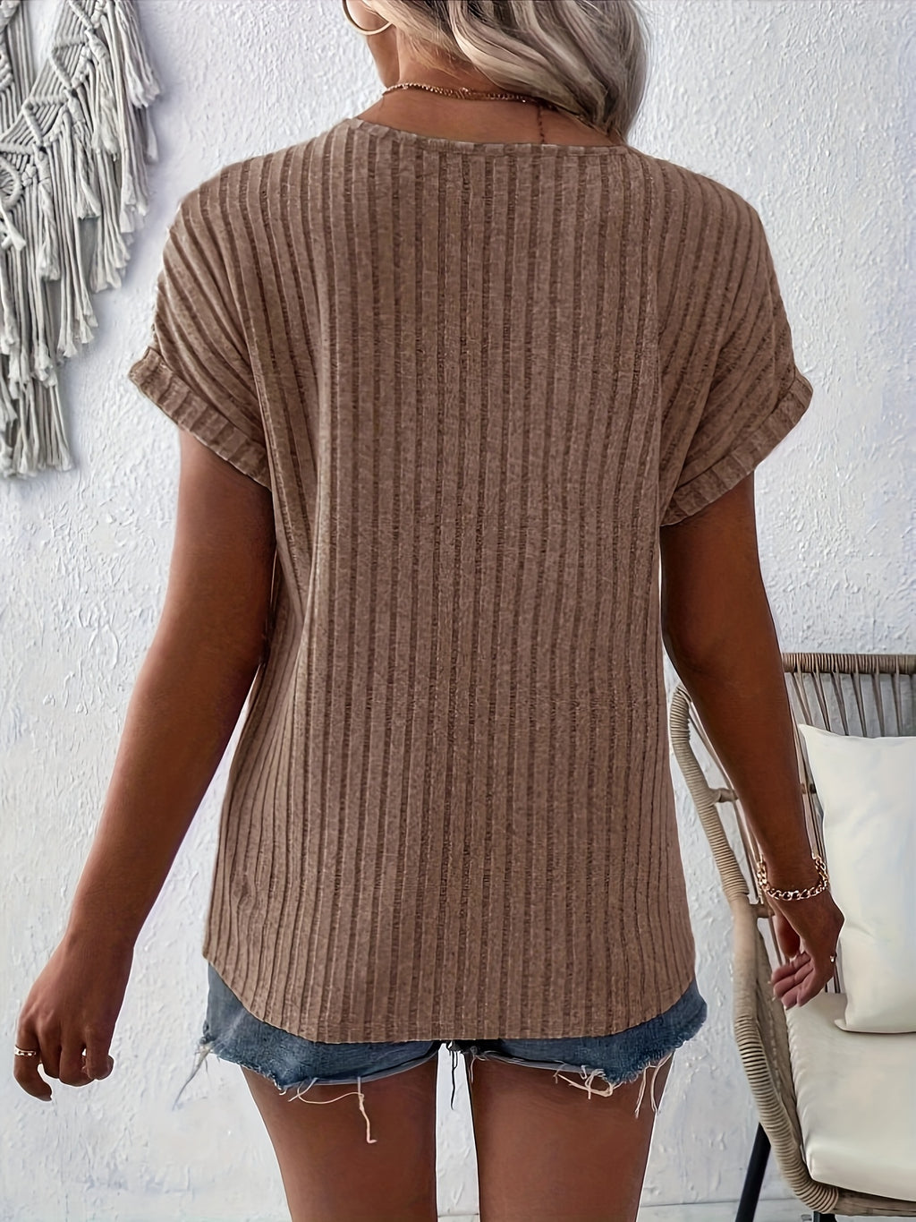 Anoukis | Dames-T-shirt met gestreept patroon en V-hals met knoopdetails