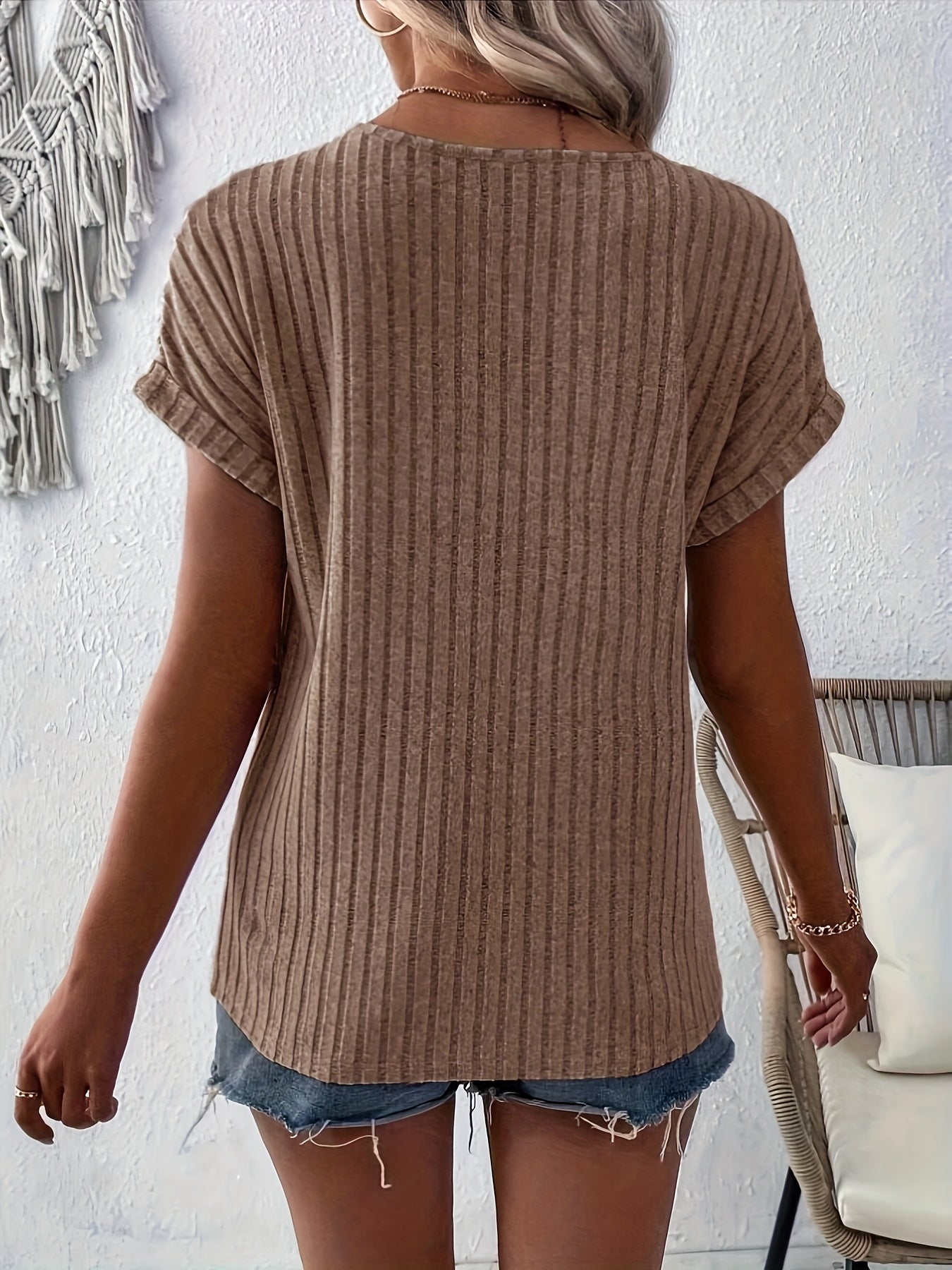 Anoukis | Dames-T-shirt met gestreept patroon en V-hals met knoopdetails