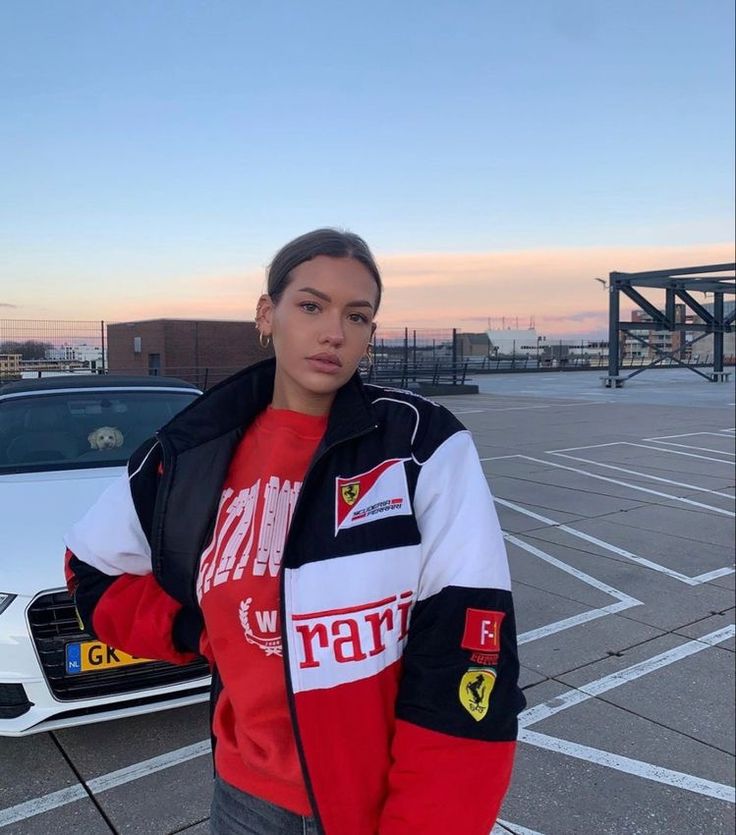 Selith | Veste Ferrari rouge vintage pour femme - Veste de course élégante, inspiration sport automobile rétro