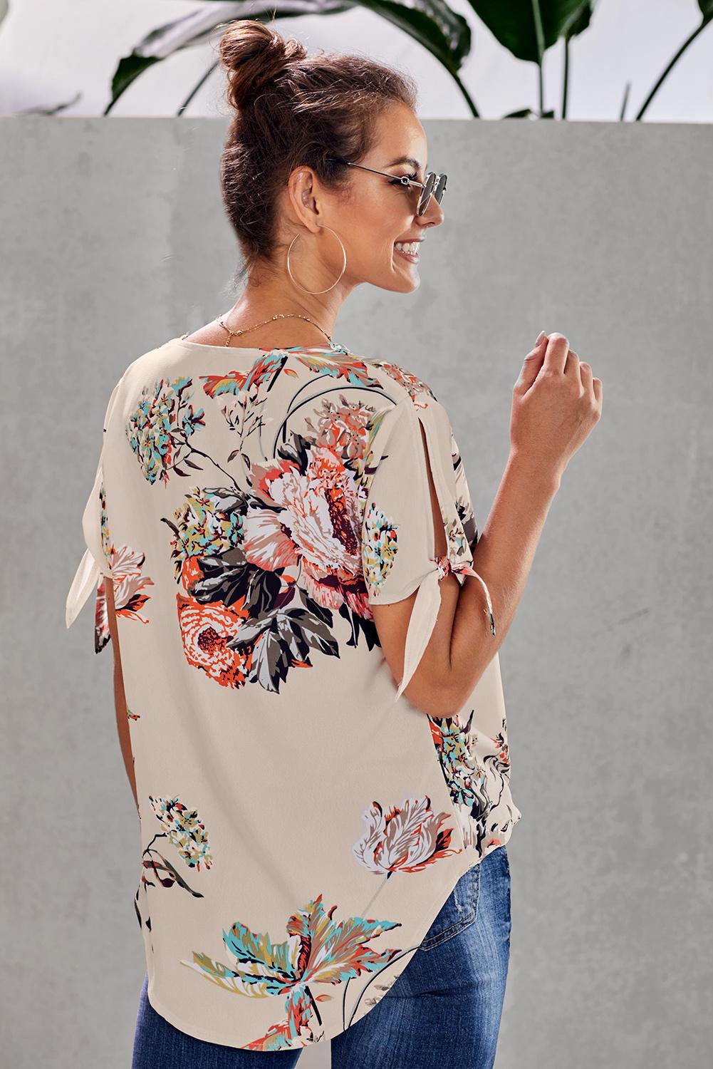 Daphnie | Dames Abrikozenkleurige Bloemenblouse met Twist – Korte Mouwen, Lichtgewicht Zomertop