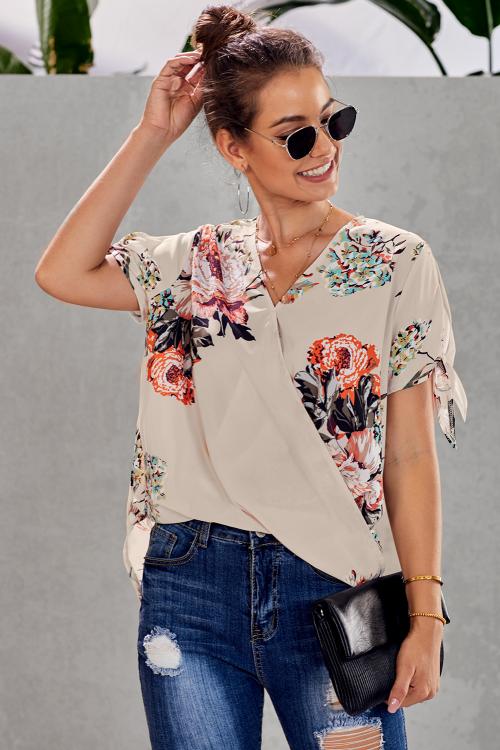 Daphnie | Dames Abrikozenkleurige Bloemenblouse met Twist – Korte Mouwen, Lichtgewicht Zomertop