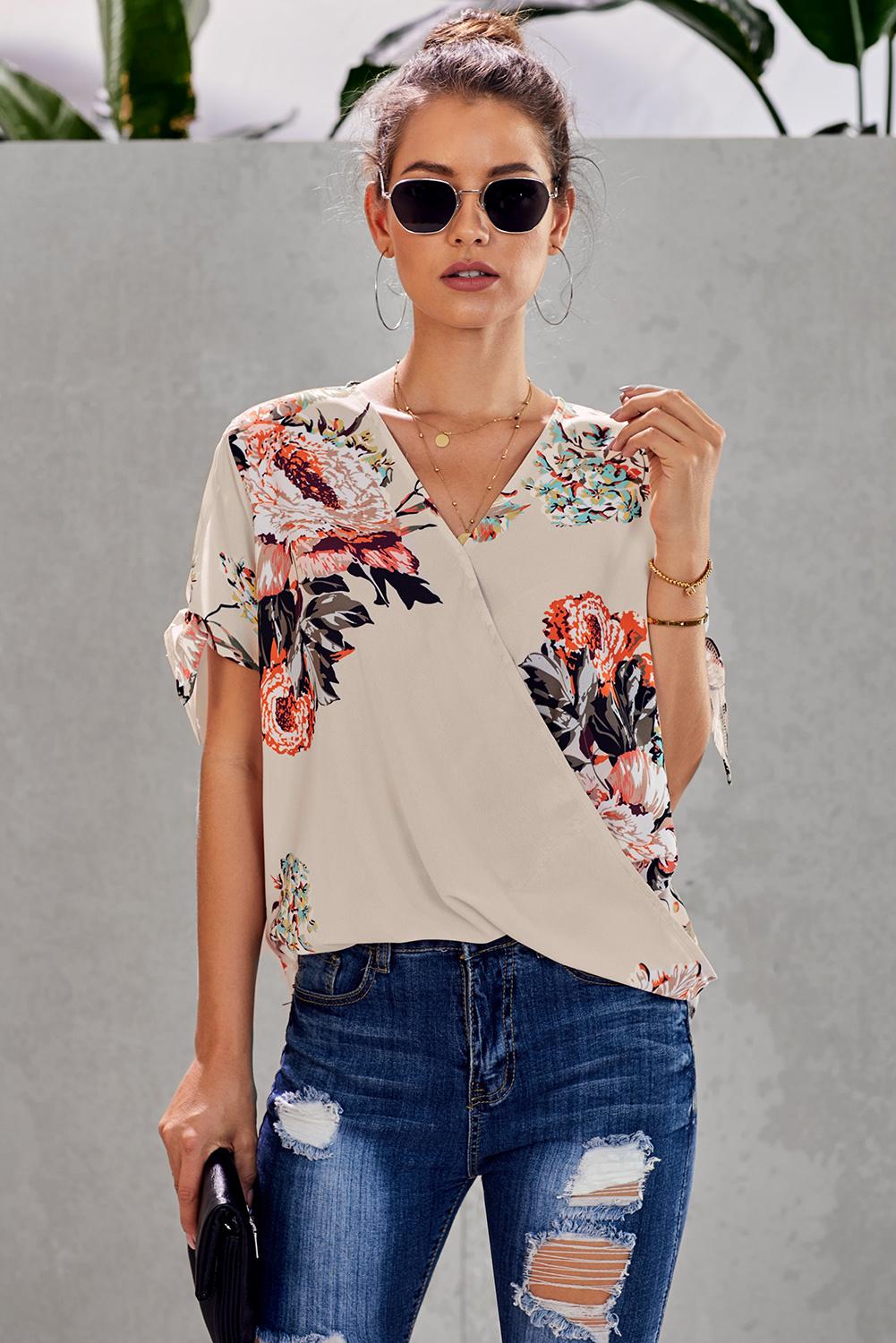 Daphnie | Dames Abrikozenkleurige Bloemenblouse met Twist – Korte Mouwen, Lichtgewicht Zomertop