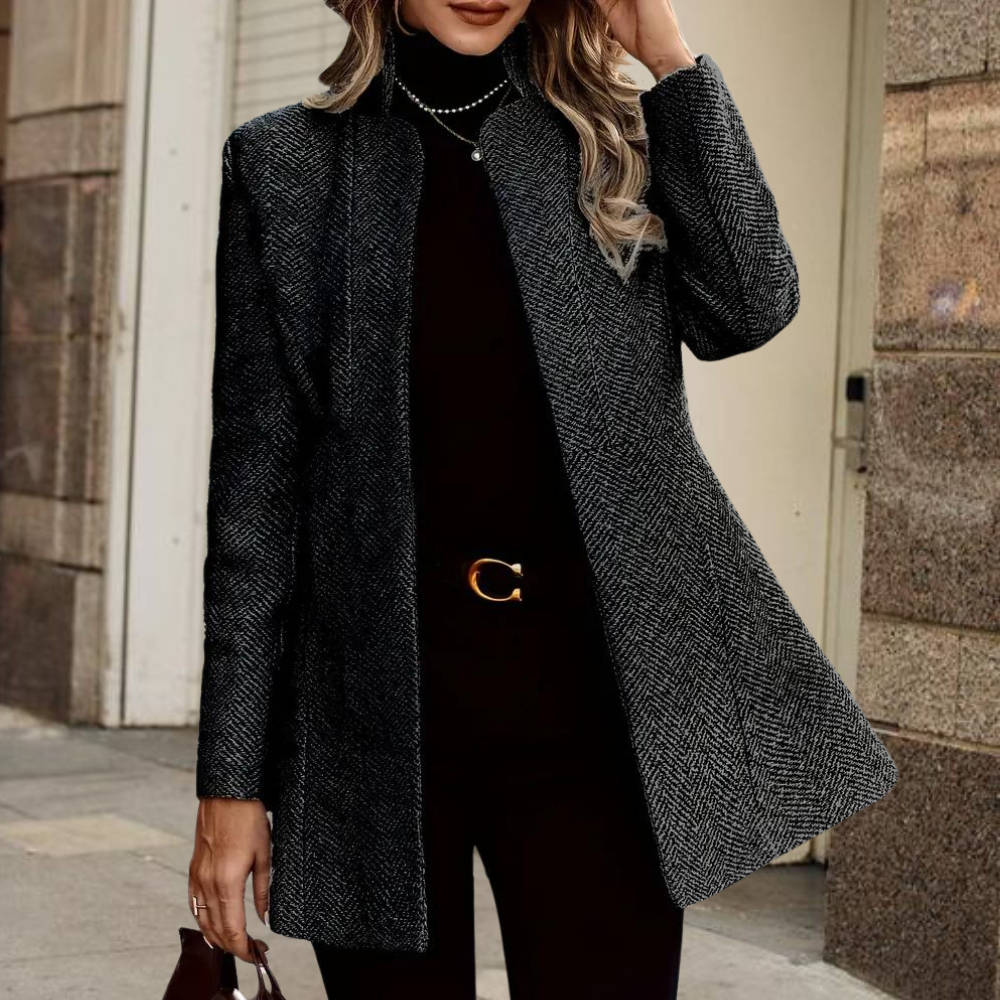 Branka | Blazer élégant à chevrons et col montant – une veste tailleur chic pour le travail et les loisirs