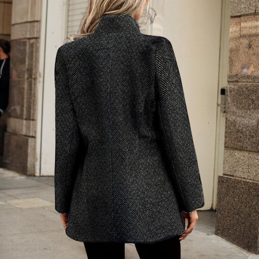 Branka | Blazer élégant à chevrons et col montant – une veste tailleur chic pour le travail et les loisirs