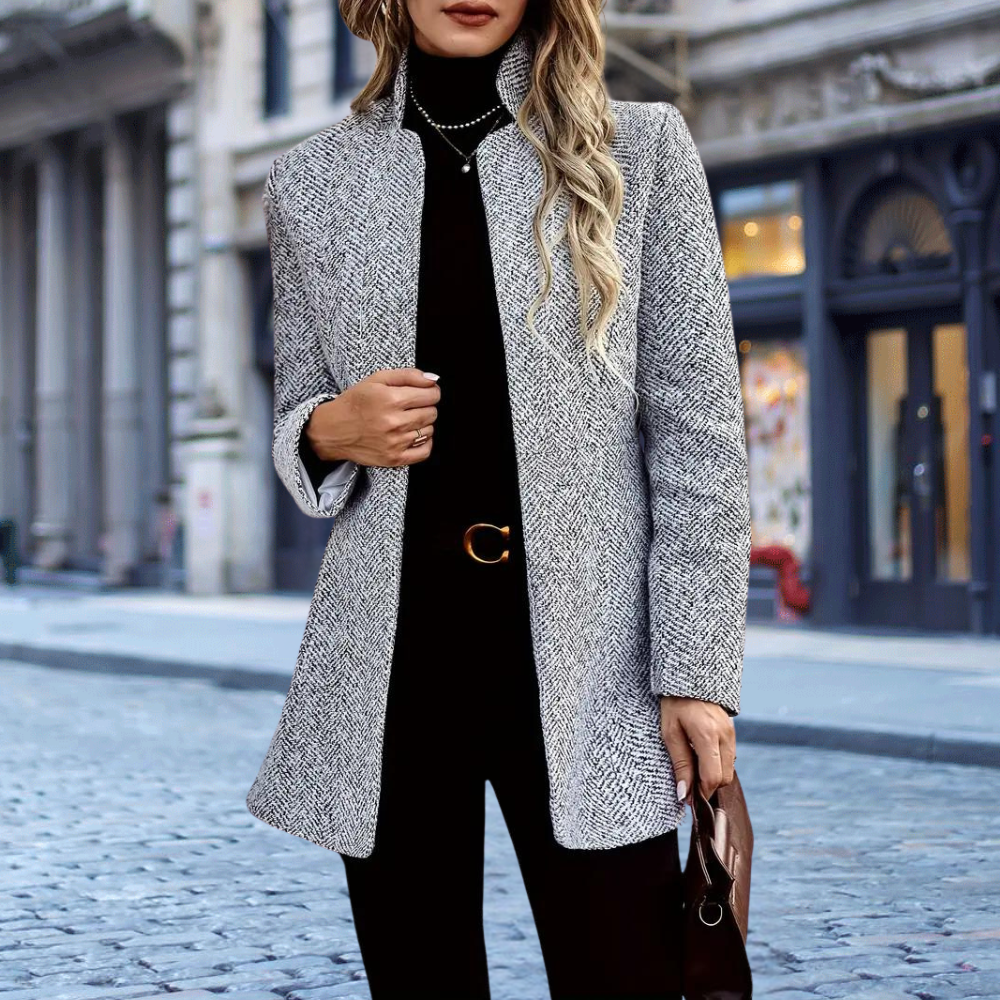 Branka | Blazer élégant à chevrons et col montant – une veste tailleur chic pour le travail et les loisirs