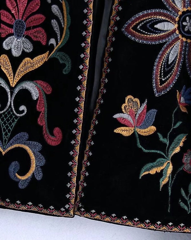 Feyona | Blazer ouvert en velours noir pour femme - veste à broderies florales colorées, style rétro-vintage