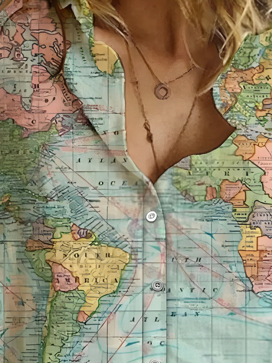 Valynne | Top femme imprimé globe terrestre – Un top élégant et tendance au design carte du monde.