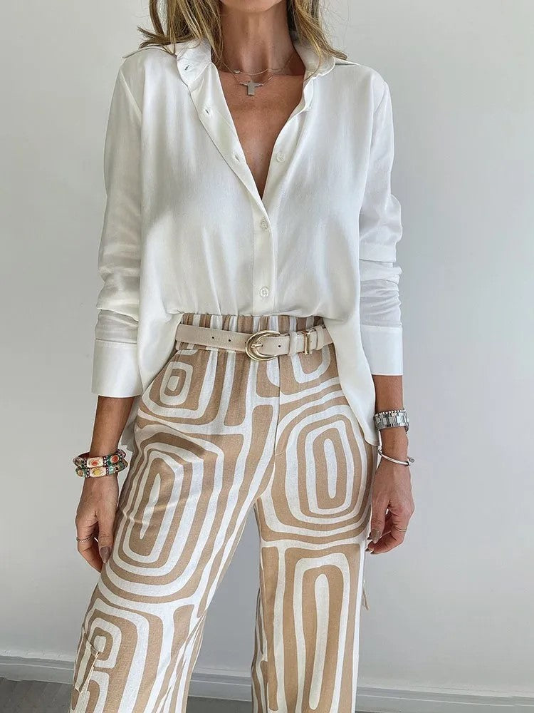 Taerisse | Elegante damesoutfit - wit overhemd met lange mouwen en wijde broek met beige geometrische print
