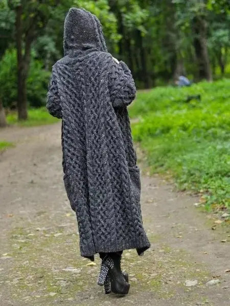 Avalina | Strickjacke mit Kapuze für Damen – Warmer, langer Maxi-Winterpullover für Damen