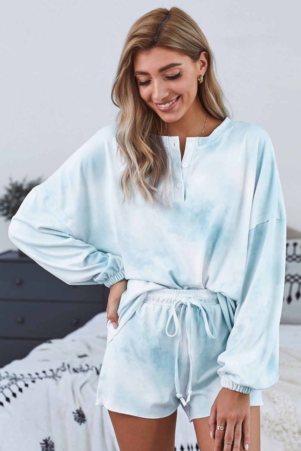 Mavrinae | Skyblauwe Tie-Dye Gebreide Pyjamaset – Lange Mouwen Top en Korte Broek