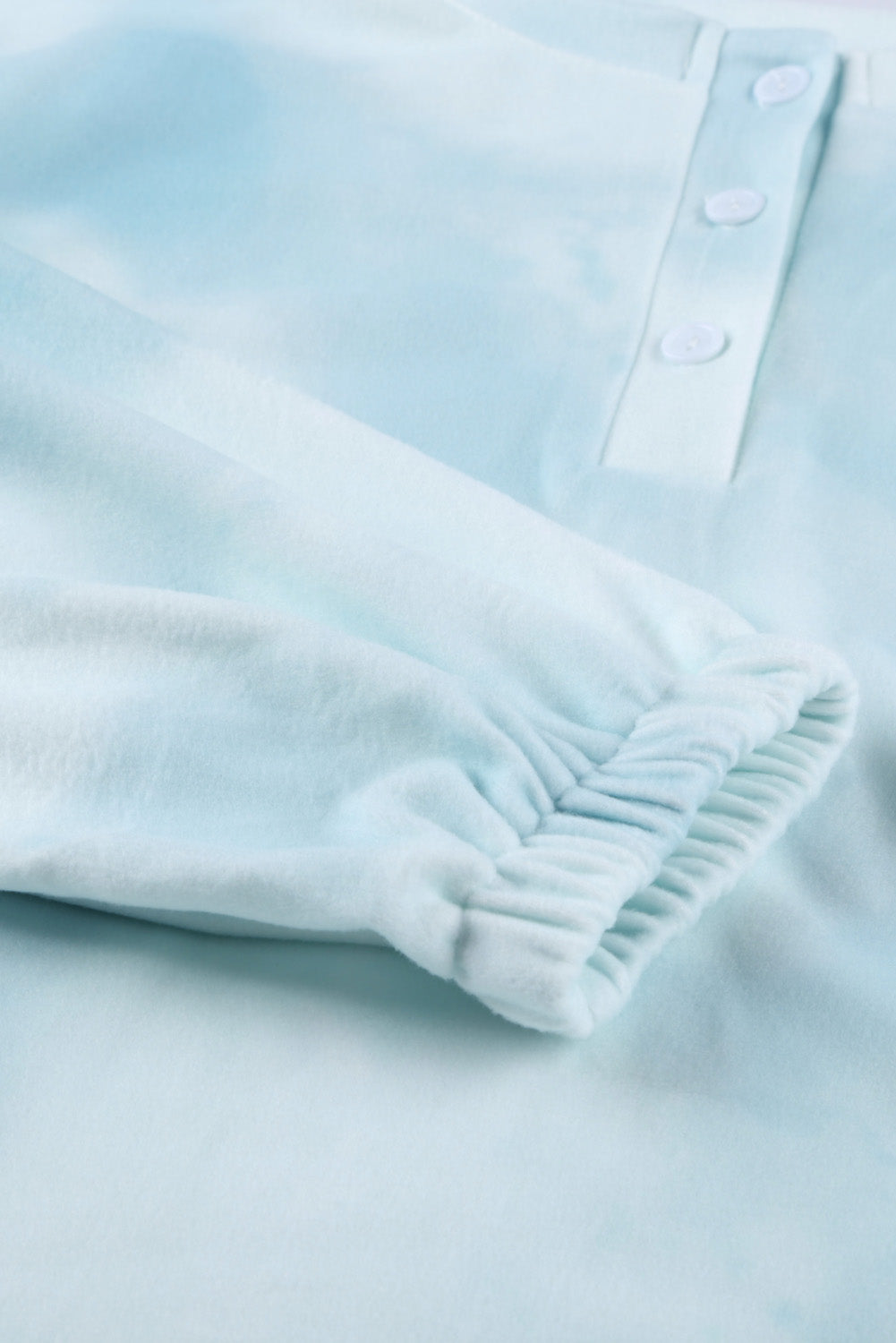 Mavrinae | Skyblauwe Tie-Dye Gebreide Pyjamaset – Lange Mouwen Top en Korte Broek