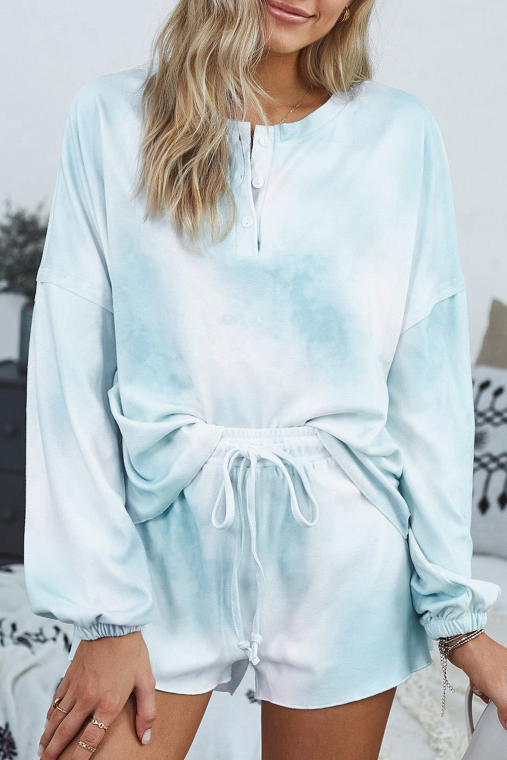 Mavrinae | Skyblauwe Tie-Dye Gebreide Pyjamaset – Lange Mouwen Top en Korte Broek