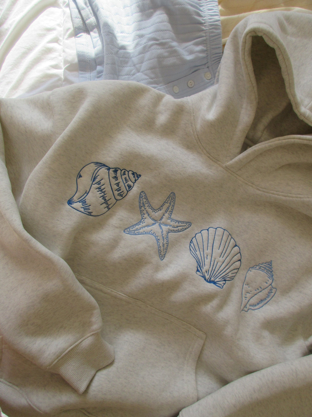 Coasta | Unisex-Sweatshirt mit minimalistischen Muschelstickereien – Lässiger Pullover aus weicher Baumwolle