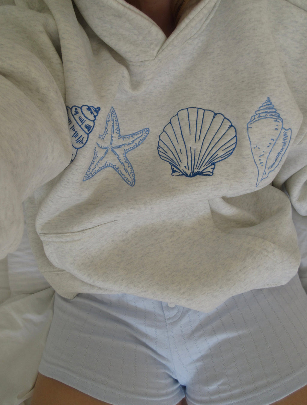 Coasta | Unisex-Sweatshirt mit minimalistischen Muschelstickereien – Lässiger Pullover aus weicher Baumwolle