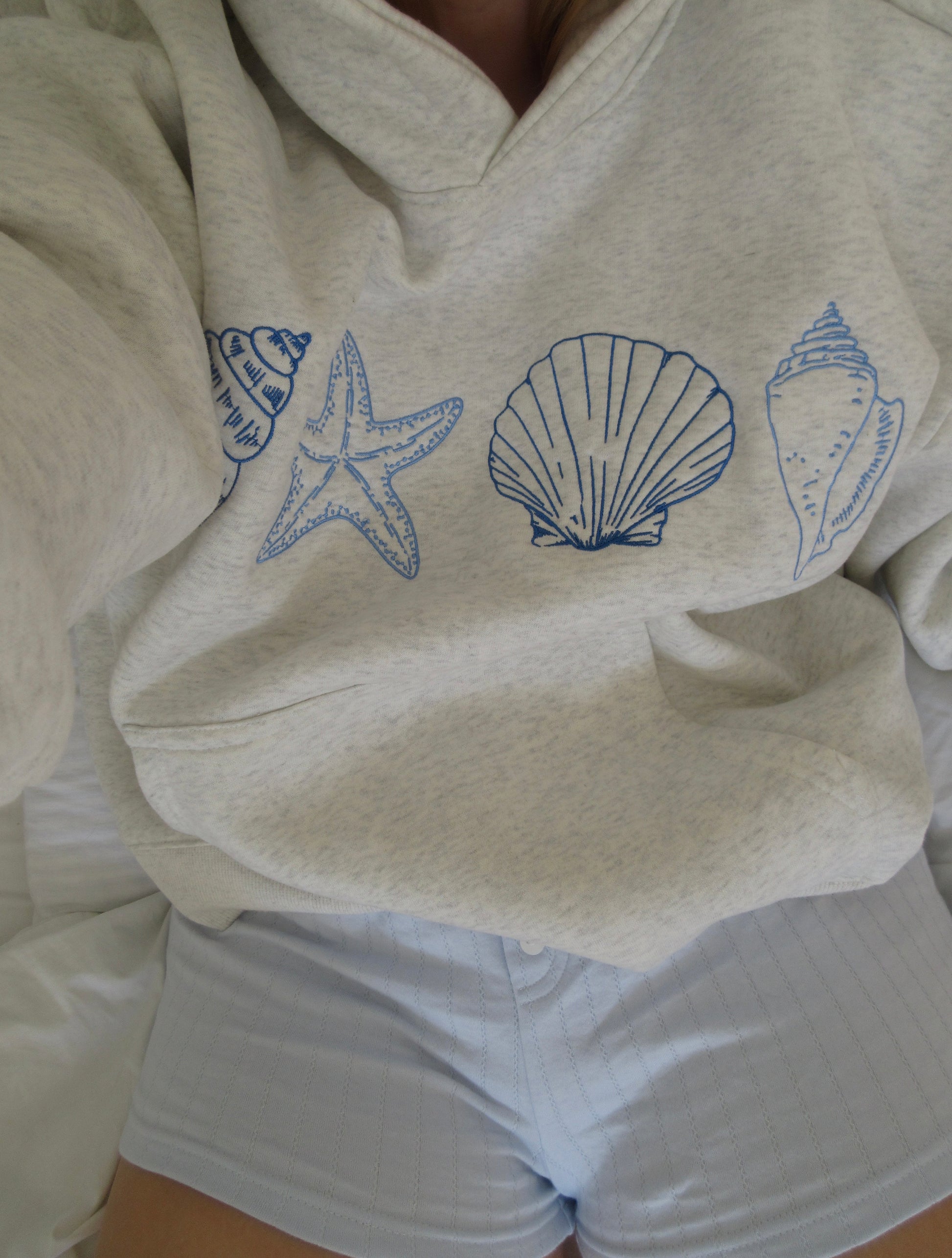 Coasta | Unisex-Sweatshirt mit minimalistischen Muschelstickereien – Lässiger Pullover aus weicher Baumwolle