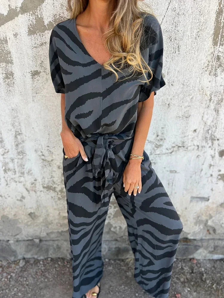 Nyveth | Tweedelige set met zebraprint – V-hals top en wijde broek voor dames