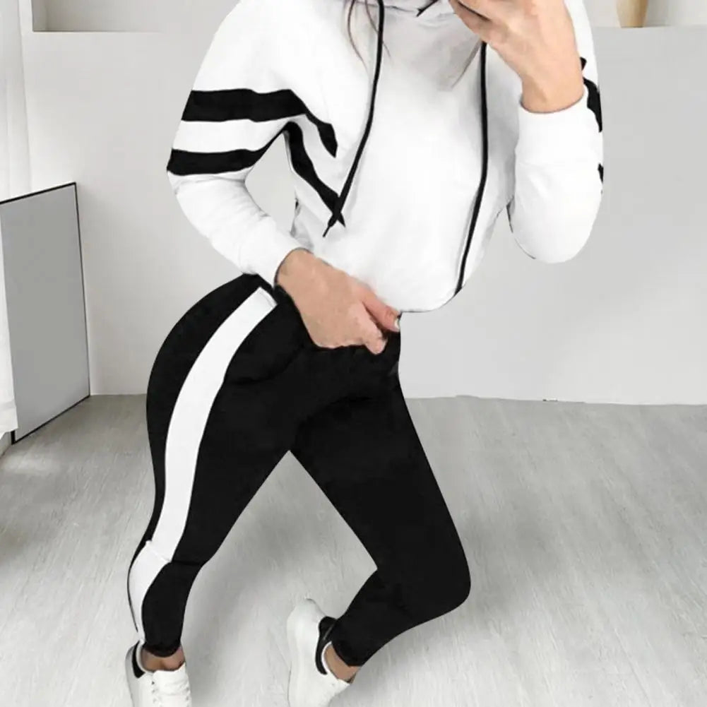 Polina | Ensemble de survêtement femme à couleurs contrastées - sweat à capuche et pantalon, style sport et tendance pour les loisirs.