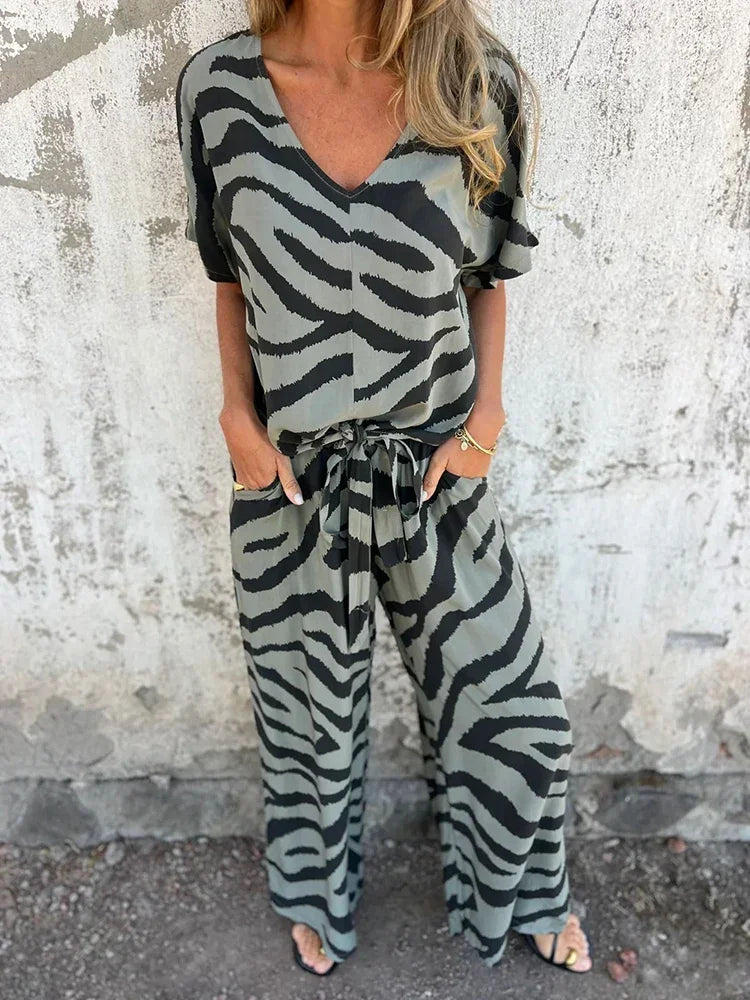 Nyveth | Tweedelige set met zebraprint – V-hals top en wijde broek voor dames