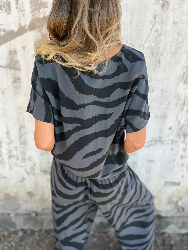 Nyveth | Tweedelige set met zebraprint – V-hals top en wijde broek voor dames